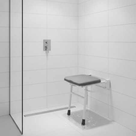 Aménagement de la salle de bains: siège de douche mural.