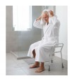 Accessoire indispensable: tabouret de douche pour une autonomie totale.