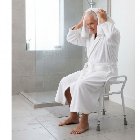 Accessoire indispensable: tabouret de douche pour une autonomie totale.