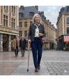 Femme marchant avec assurance, portant une belle canne de marche ornée de fleurs de coquelicot.