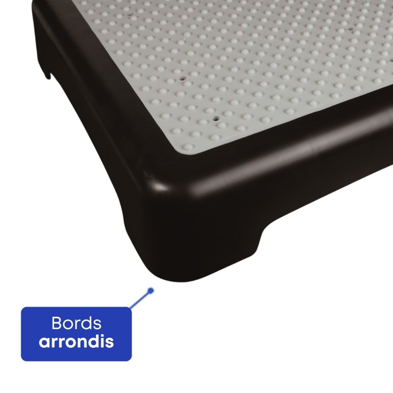 Design idéal du marchepied avec des bords arrondis pour éviter les blessures.