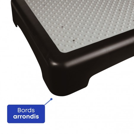 Design idéal du marchepied avec des bords arrondis pour éviter les blessures.