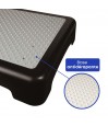 Vue rapprochée du revêtement de surface texturé antidérapant de la demi-marche d'extérieur