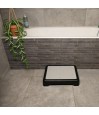 Marchepied de salle de bain antidérapant installé le long de la baignoire pour sécuriser l'enjambement
