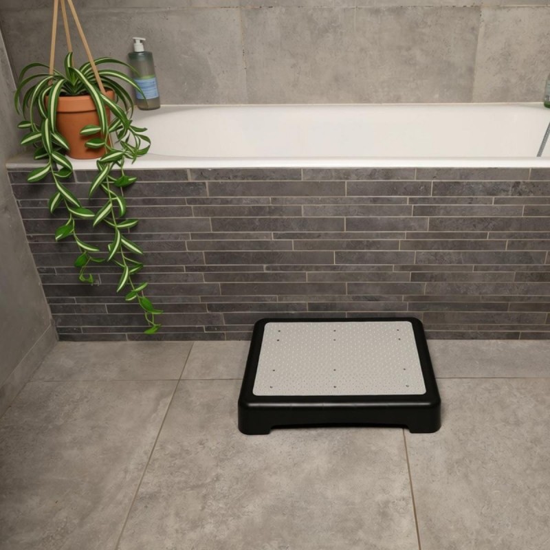 Marchepied de salle de bain antidérapant installé le long de la baignoire pour sécuriser l'enjambement
