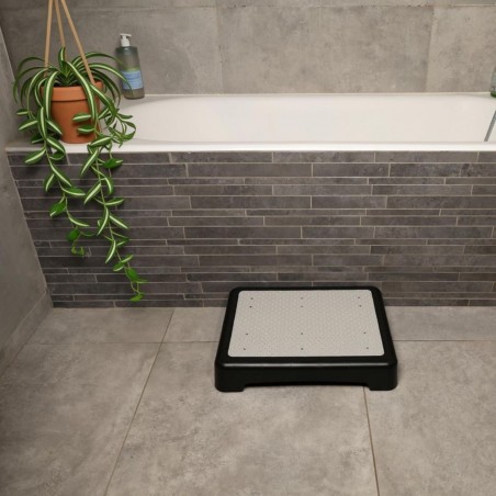 Marchepied de salle de bain antidérapant installé le long de la baignoire pour sécuriser l'enjambement