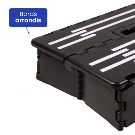 Structure robuste et stable de ce marchepied,  avec des bords arrondis assurant une excellente prévention des chutes.