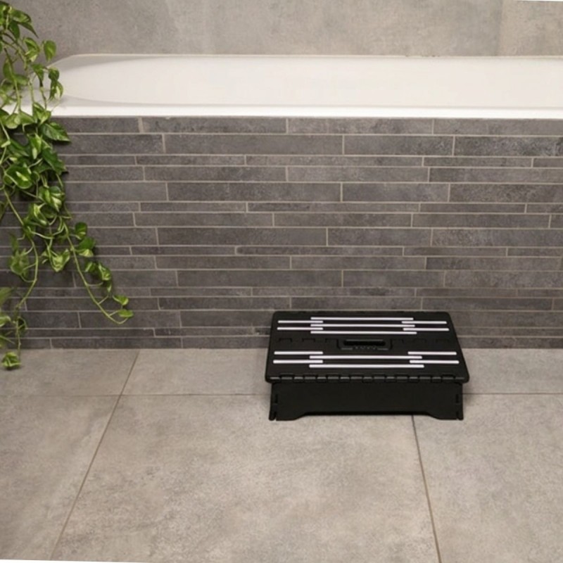 Vue salle de bain du revêtement antidérapant en caoutchouc sécurisant la surface du marche-pied pliant