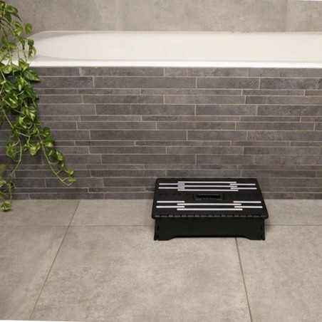 Vue salle de bain du revêtement antidérapant en caoutchouc sécurisant la surface du marche-pied pliant