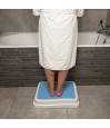 Senior utilisant un marchepied pour accéder au bain : excellente prévention des chutes.