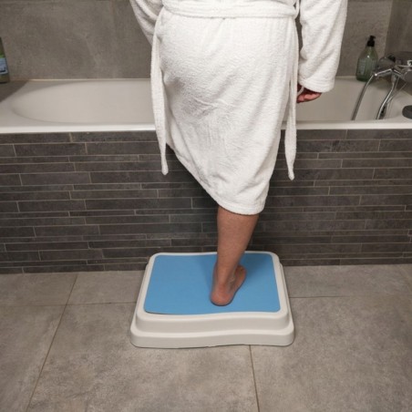 Marchepied de baignoire en situation réelle, un équipement vital pour vos parents âgés.