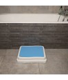 Marche d'accès à la baignoire pour entrer et sortir en toute sécurité. Pour éviter un risque au quotidien.