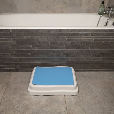 Marche d'accès à la baignoire pour entrer et sortir en toute sécurité. Pour éviter un risque au quotidien.