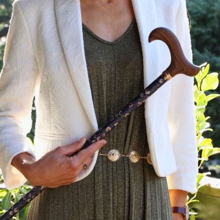Femme qui se balade avec sa canne de marche Lotus de Nuit, excellente pour les occasions formelles comme festives.