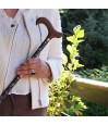 Madame, utilisant la canne de marche réglable Lotus de Nuit, vêtue d’une tenue blanche et marron, très élégante, prête à sortir.