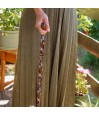 Femme jeune portant une canne de marche Kimono très élégante pour des soirées.