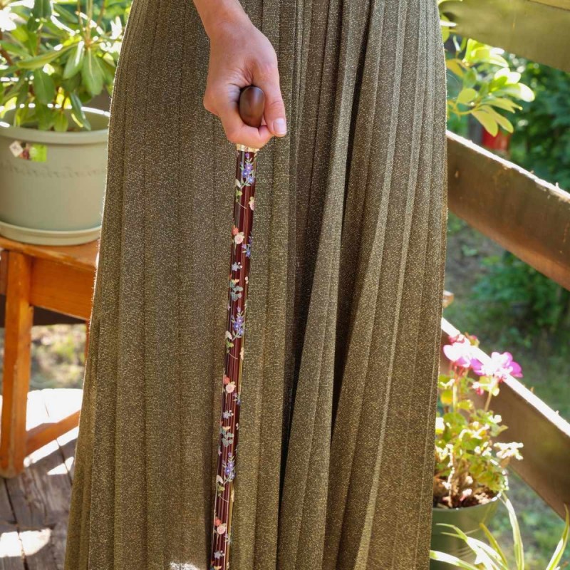 Femme jeune portant une canne de marche Kimono très élégante pour des soirées.