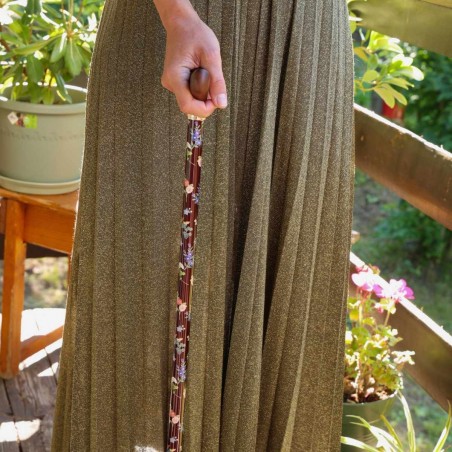 Femme jeune portant une canne de marche Kimono très élégante pour des soirées.