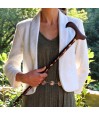 Vue élégante d’une canne de marche Kimono, idéale pour les femmes de tous âges.