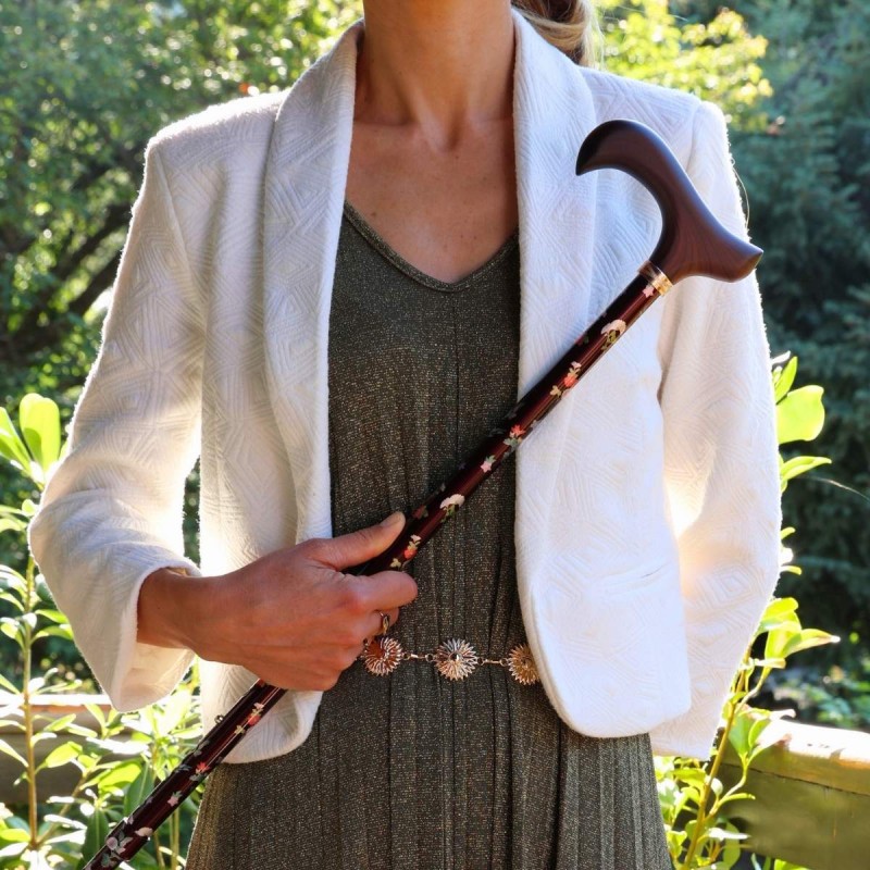 Vue élégante d’une canne de marche Kimono, idéale pour les femmes de tous âges.