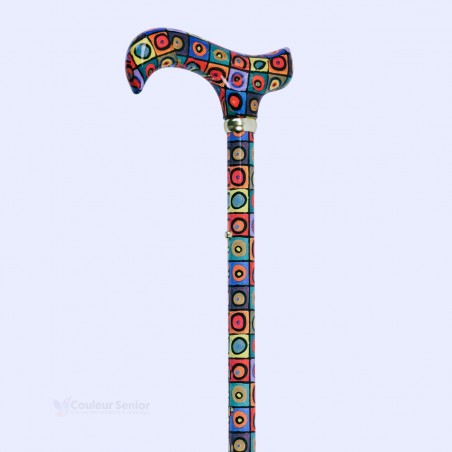 Angle de 45 degrés sur la poignée Derby à motifs de cercles et sur le collier doré.