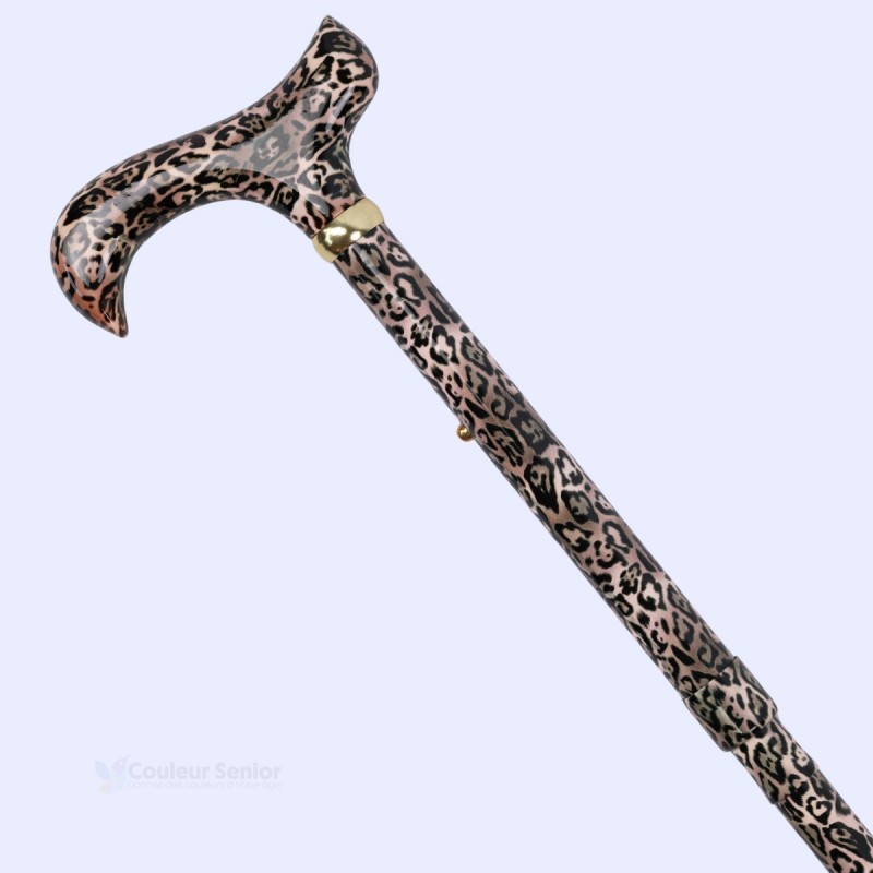 Vue diagonale de la canne de marche léopard avec une bague dorée, pour femmes audacieuses et élégantes.