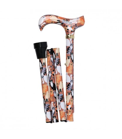 Femme active utilisant en extérieur une canne de marche à motif de chats orange, féminine et chic.