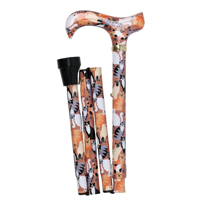 Femme active utilisant en extérieur une canne de marche à motif de chats orange, féminine et chic.