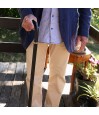Homme senior marchant en ville. Sa canne classique noire offre prestance et un pas très sûr.