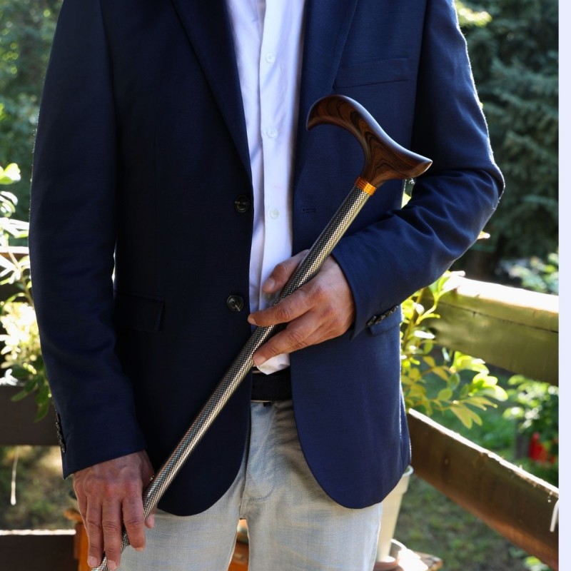 Canne réglable homme très moderne. Belle poignée en bois veiné et fût quadrillé argenté chic.