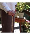 Femme senior se promenant joyeusement avec sa belle canne réglable beige très vibrante.