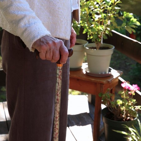 Femme senior se promenant joyeusement avec sa belle canne réglable beige très vibrante.