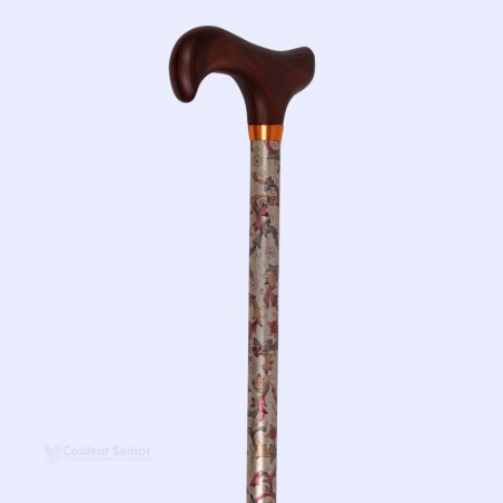 Gros plan sur la poignée élégante en bois. Une idée de cadeau vraiment originale et utile.