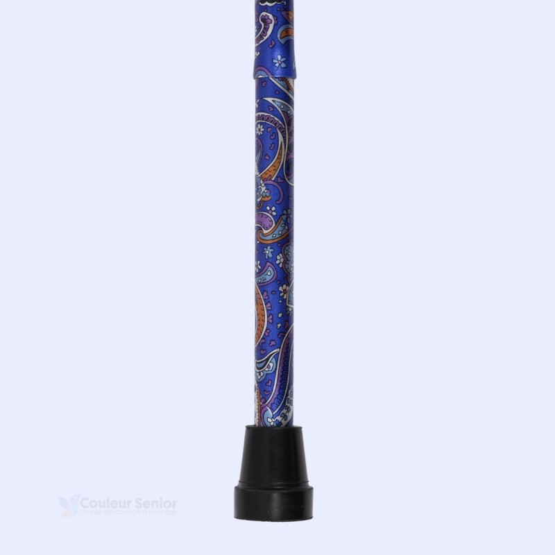Focus sur l'embout en caoutchouc de la canne de marche bleue pliable, de sécurité et de qualité.