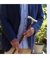 Monsieur tenant sa luxueuse canne marron. Un cadeau très utile pour autonomie au pas.