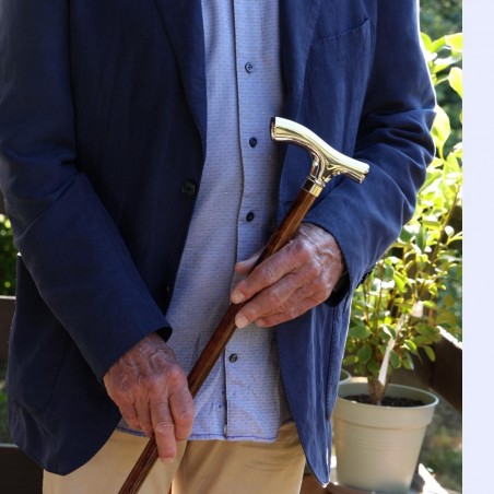 Monsieur tenant sa luxueuse canne marron. Un cadeau très utile pour autonomie au pas.