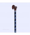Gros plan sur les motifs de fleurs bleues et la finition soignée du tube en aluminium de la canne
