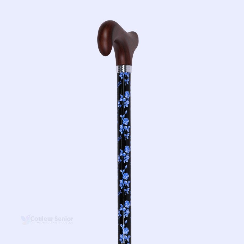 Gros plan sur les motifs de fleurs bleues et la finition soignée du tube en aluminium de la canne