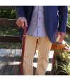 Homme senior marchant en ville. Sa canne classique offre prestance et sécurité au quotidien.