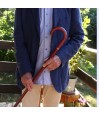 Gros plan sur la poignée classique en bois d’hêtre. Conception robuste garantissant une sécurité optimale.