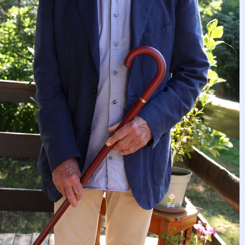 Gros plan sur la poignée classique en bois d’hêtre. Conception robuste garantissant une sécurité optimale.