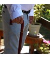 Monsieur tenant sa belle canne en hêtre. Un cadeau utile et robuste pour un pas très confiant.