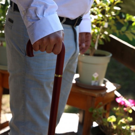 Monsieur tenant sa belle canne en hêtre. Un cadeau utile et robuste pour un pas très confiant.