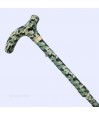Vue diagonale de cette canne de marche avec sa poignée T ergonomique et son camouflage vert.
