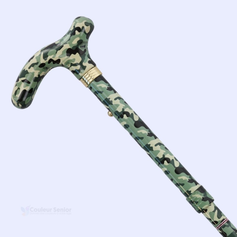 Vue diagonale de cette canne de marche avec sa poignée T ergonomique et son camouflage vert.