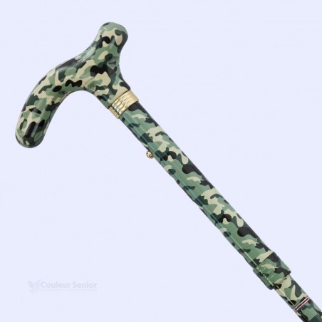 Vue diagonale de cette canne de marche avec sa poignée T ergonomique et son camouflage vert.