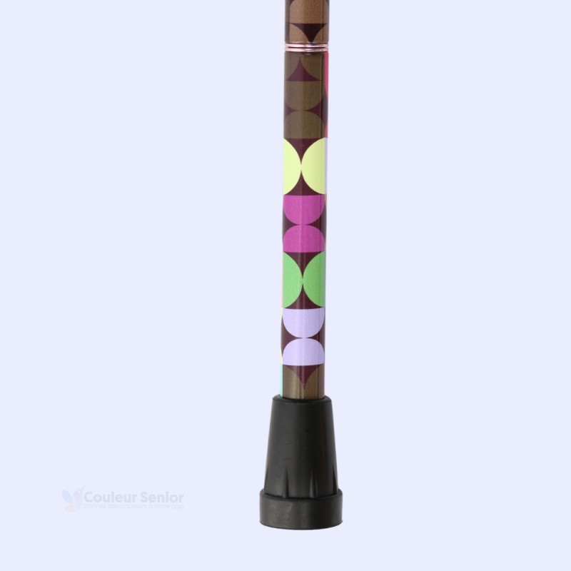 Détail de l’embout de sécurité d’une canne de marche réglable pour femme, style multicolore original.