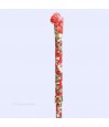 Mise en situation de la canne fleurs blanches sur fond rouge. Accessoire pratique au quotidien.