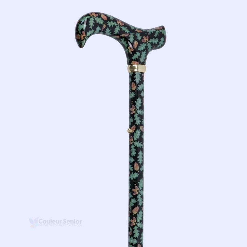 Angle à 45 degrés de la poignée élégante de derby sur cette canne noire au motif floral remboursable.