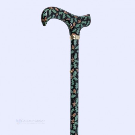 Angle à 45 degrés de la poignée élégante de derby sur cette canne noire au motif floral remboursable.